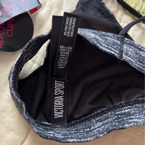 victoria secret sports bra xtra small with pads - Picture 3 of 3